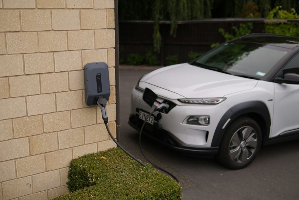 borne-recharge-vehicule-electrique-installation Borne de recharge murale pour véhicule électrique installée sur un bâtiment