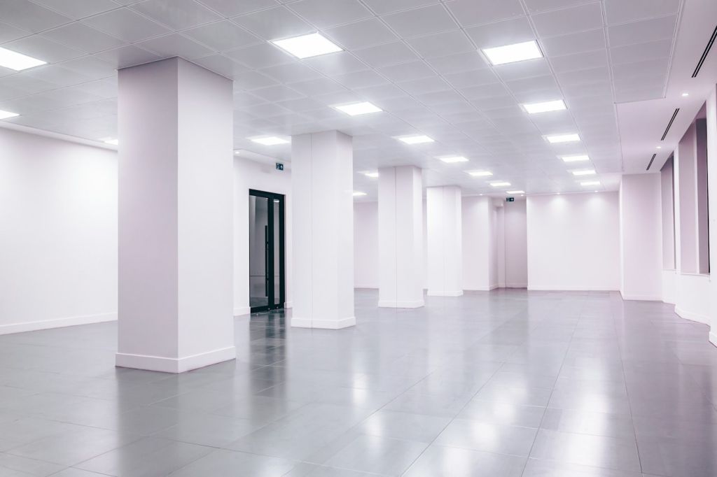 Espace de bureaux commerciaux avec éclairage DEL au plafond