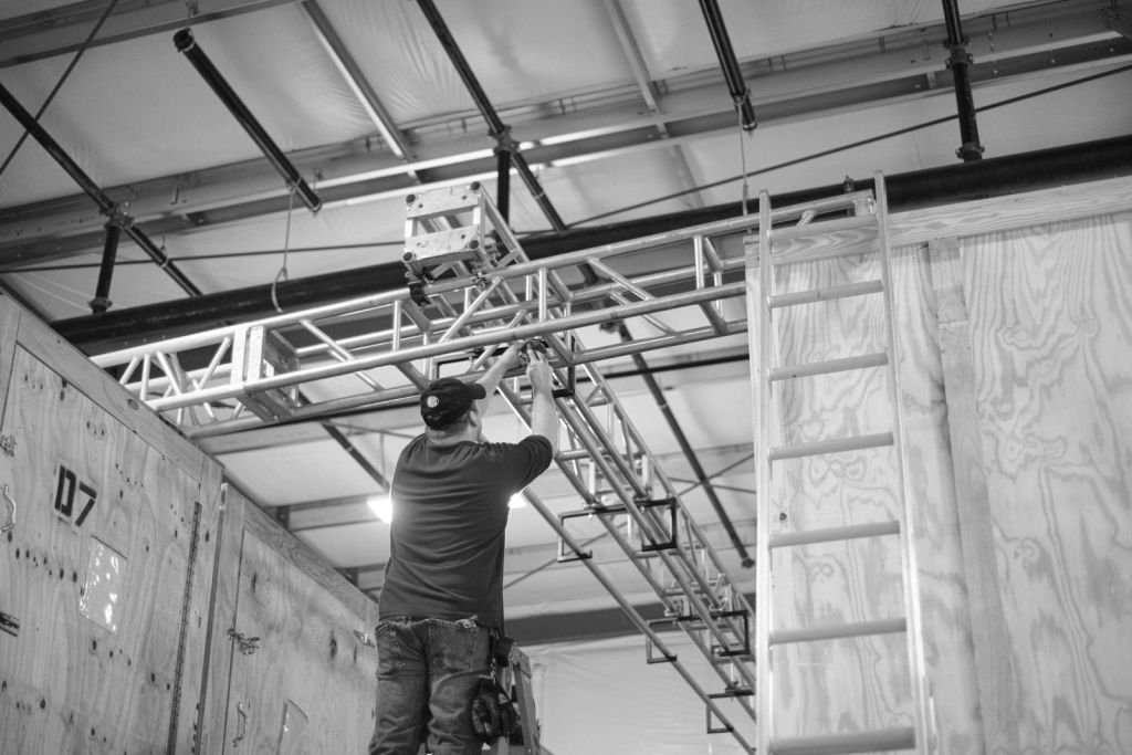 Électricien au travail dans un bâtiment commercial
